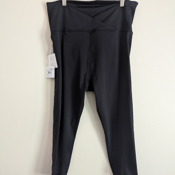 Ingrid + Isabel Maternity Performance Cropped Legging - Picture 4 of 4